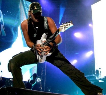 Mejor subo esta también en pose "shred" y la acompaño de un video cañero, no sea que alguien me eche a los leones...