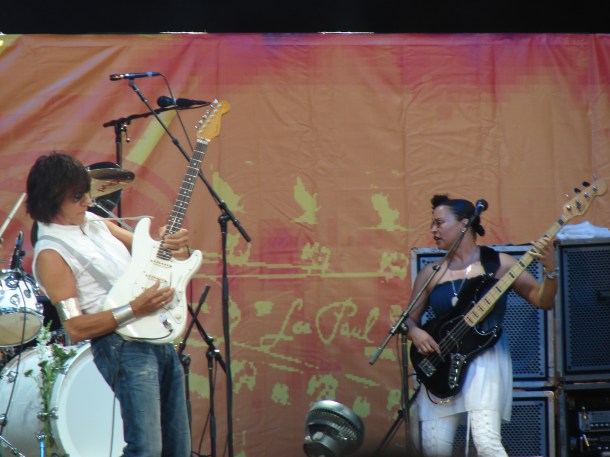 Rhonda Smith & Jeff Beck.jpg